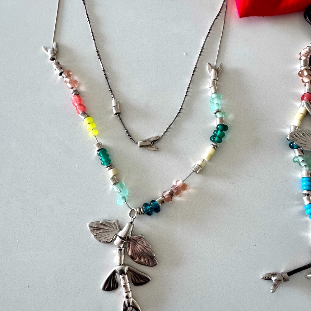 Uno de 50 dragonfly necklace volando nado